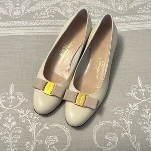 Ferragamo Ivory Bow Flats Size 9 B